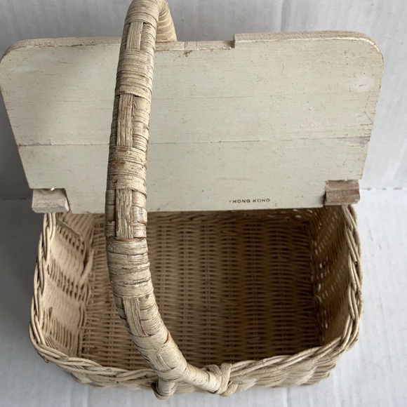 Vintage Hong Kong white distressed small basket - Picture 8 of 16